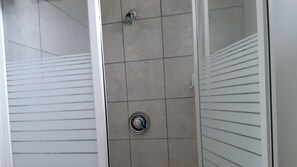 Economy Studio Suite, 1 Double Bed | 1 bedroom, desk, free WiFi, bed sheets - Deerhead Inn (Provost)