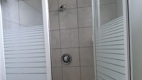 Economy Studio Suite, 1 Double Bed | 1 bedroom, desk, free WiFi, bed sheets. Deerhead Inn