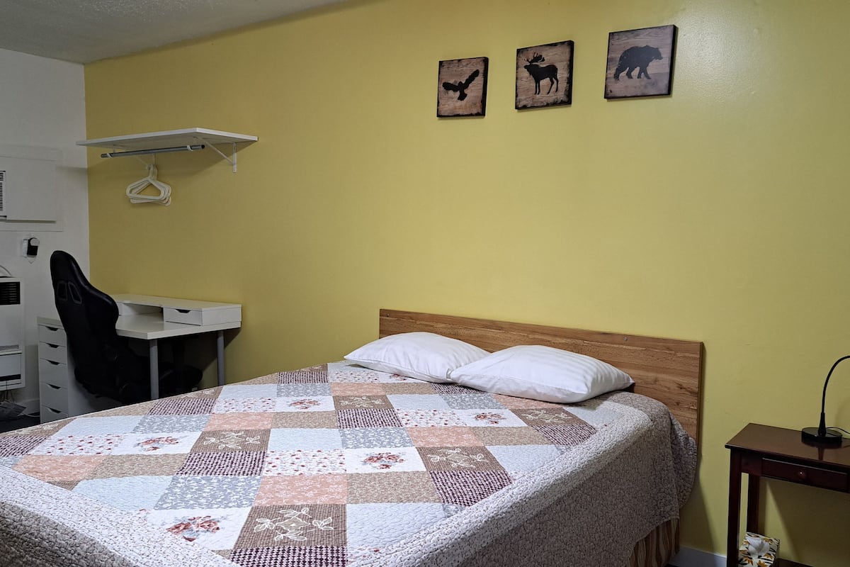 classic room, 1 queen bed | desk, free wifi, bed sheets