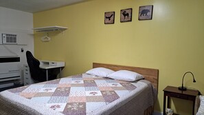 经典客房, 1 张大床 | 1 多间卧室、办公桌、免费 WiFi、床单
