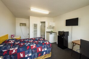 经济开间套房, 1 张双人床 | 1 多间卧室、办公桌、免费 WiFi、床单