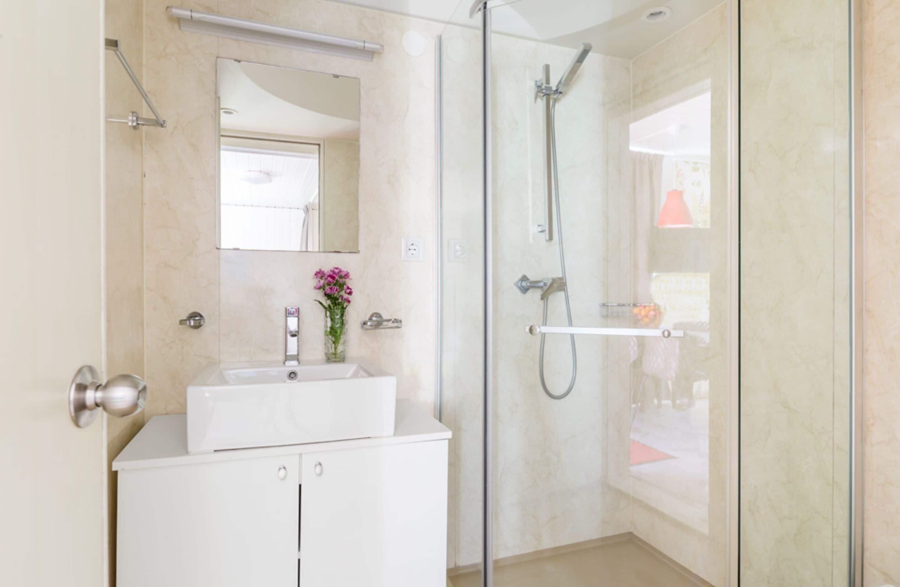 Standard Cabin, 1 Bedroom | Bathroom | Shower, free toiletries
