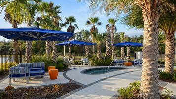 Outdoor pool, pool loungers