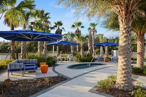 Outdoor pool, sun loungers - Sonoma Resort (Kissimmee)