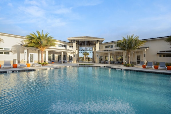 Outdoor pool, pool loungers - Sonoma Resort (Kissimmee)