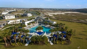 A large resort with a central pool, surrounded by palm trees and sun loungers. - Sonoma Resort (Kissimmee)