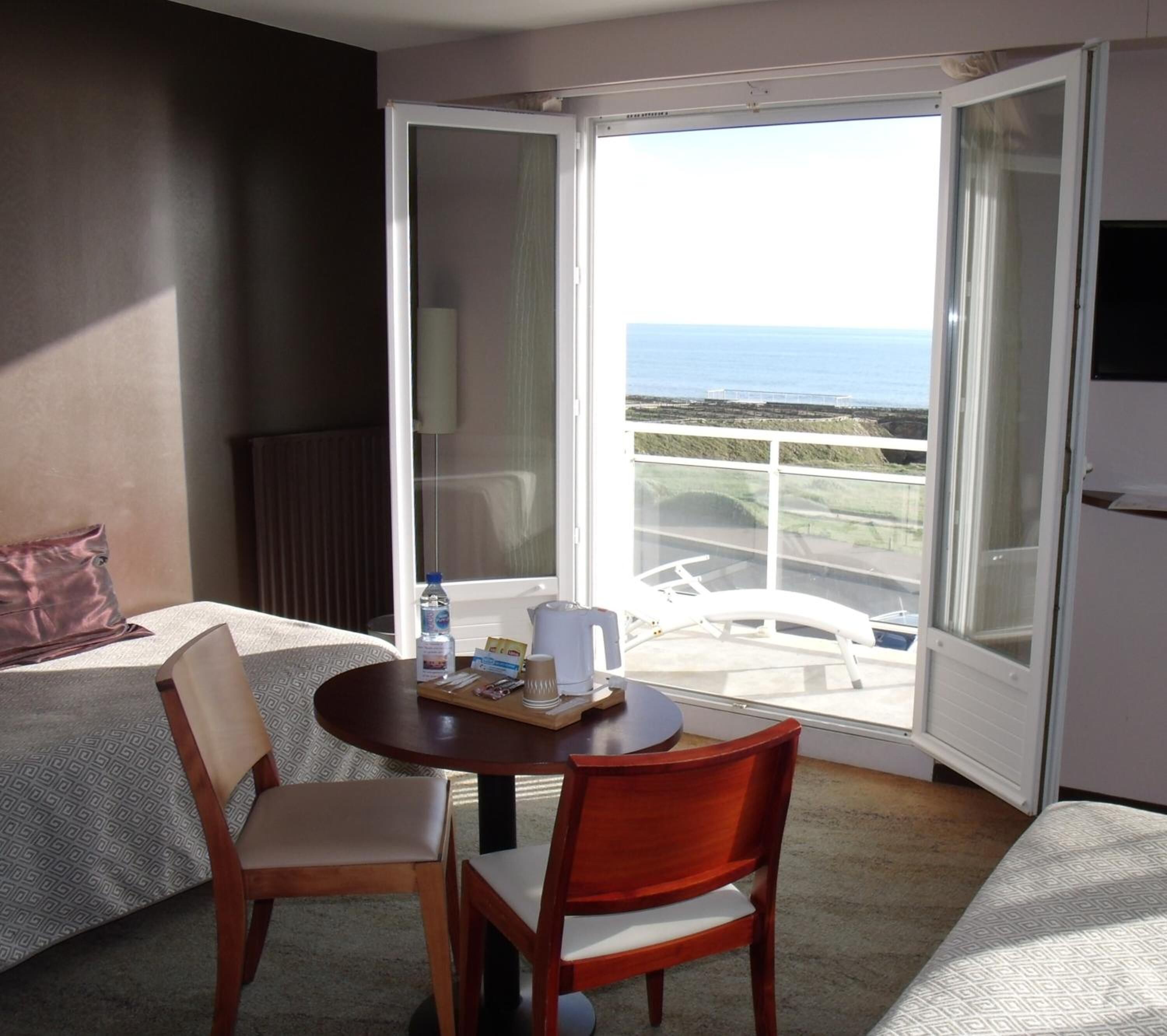 desk, soundproofing, free wifi, bed sheets