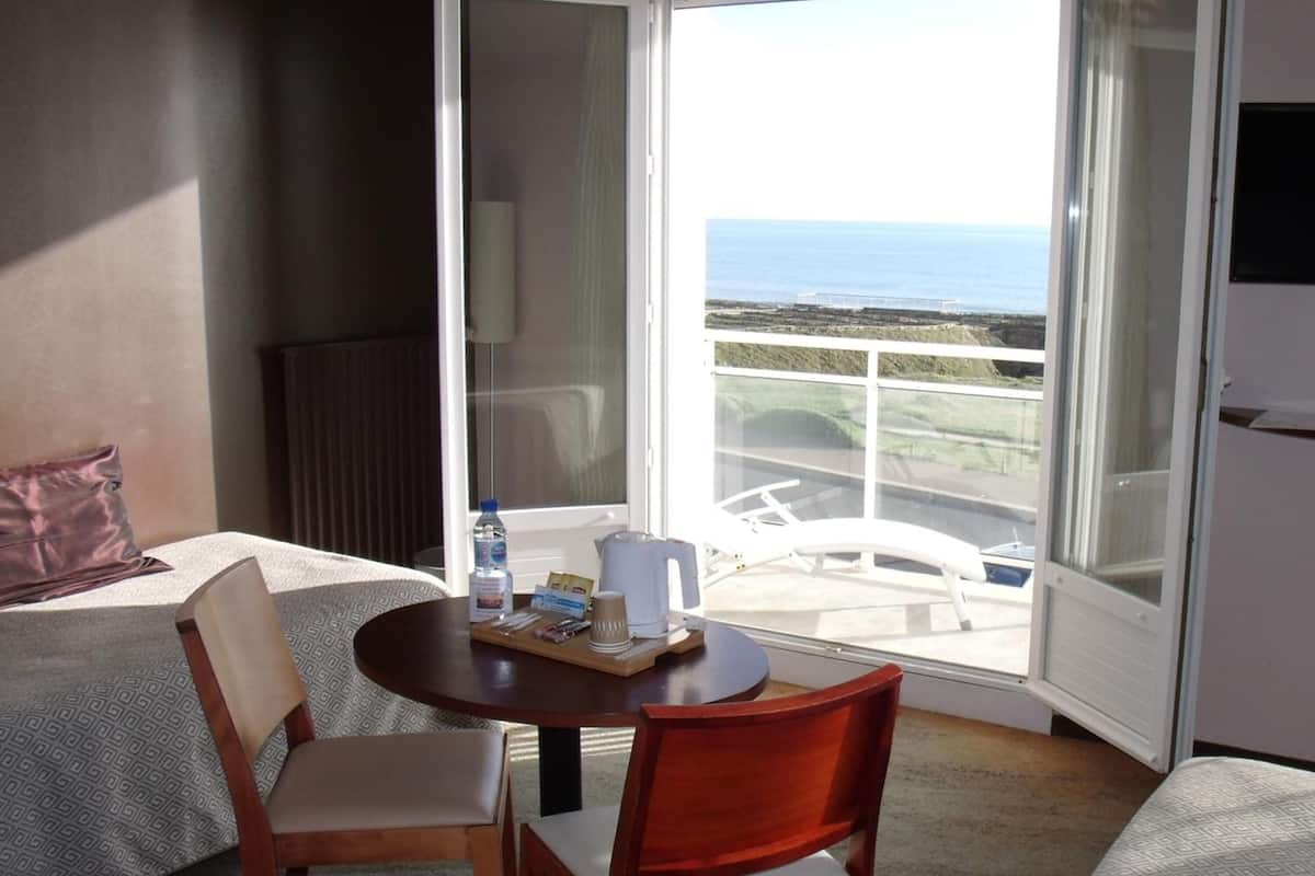 desk, soundproofing, free wifi, bed sheets