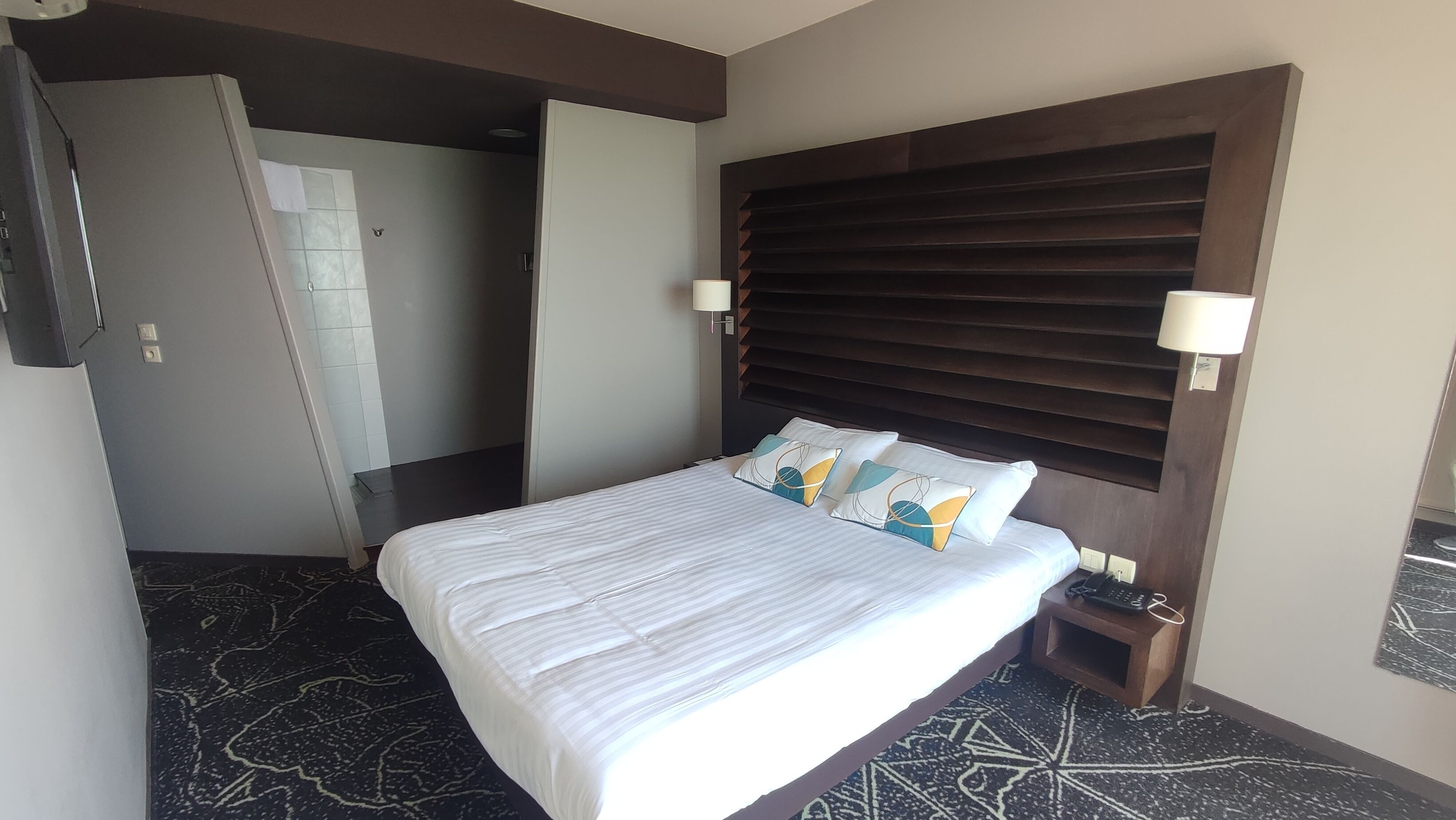 senior double room, 1 queen bed, balcony, sea facing | desk, soundproofing, free wifi, bed sheets