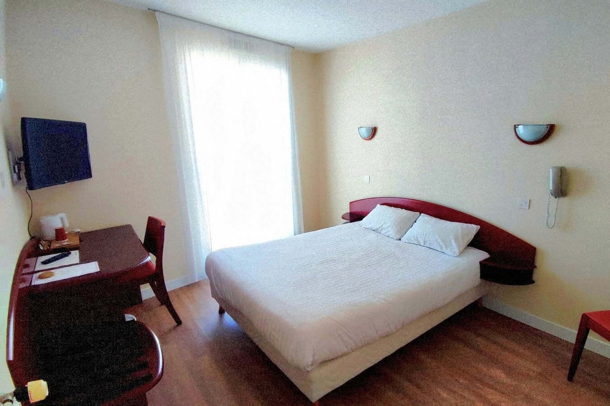 Klassieke tweepersoonskamer | Badkamer | Gratis toiletartikelen, een haardroger, handdoeken