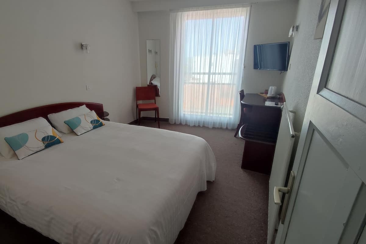 Een bureau, geluiddichte muren, gratis wifi, beddengoed