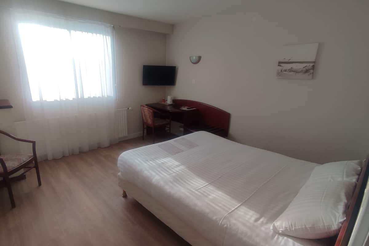 Chambre Double, baignoire / douche ,vue cour