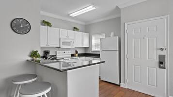 Casa de ciudad | Cocina privada | Refrigerador, microondas, horno y parrilla de estufa