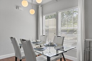 4 Bedroom Vacation Townhome (2402) | In-room dining