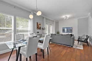 4 Bedroom Vacation Townhome (2402) | In-room dining