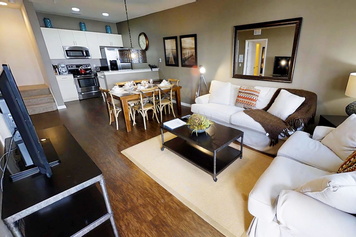 Ein modernes Wohnzimmer mit einer Couch, einem Couchtisch und einem Essbereich.