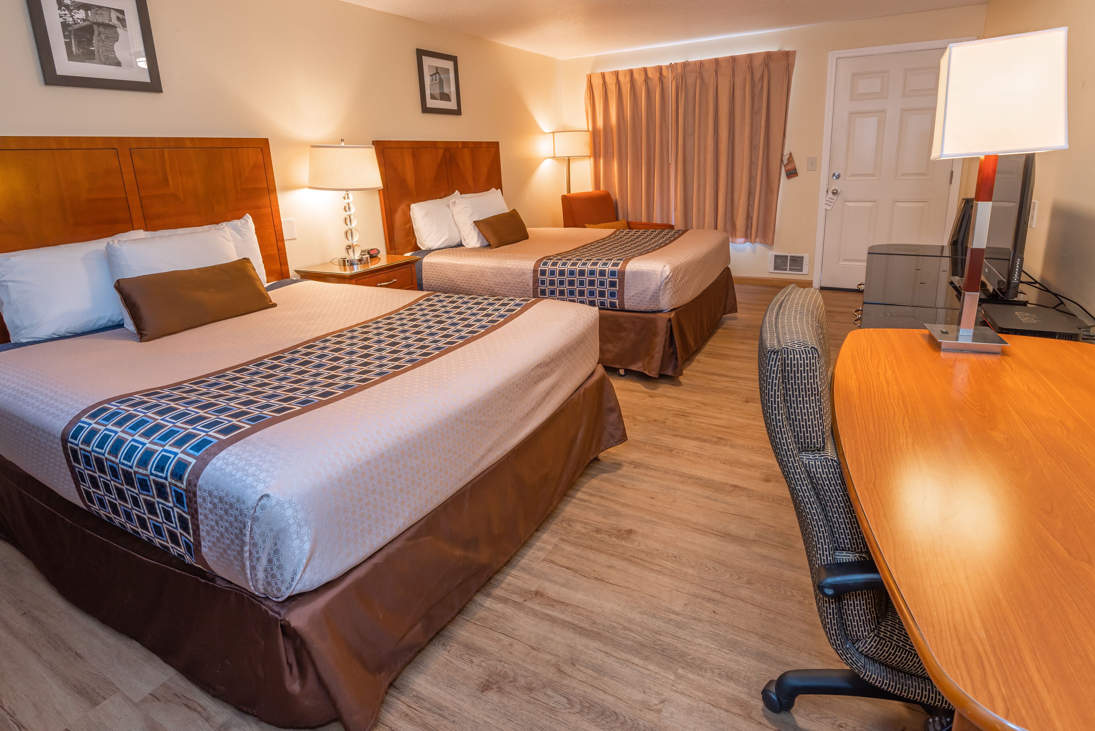 Chambre, 2 grands lits | Bureau, rideaux occultants, Wi-Fi gratuit