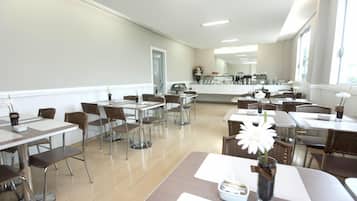 ๋งค์ผ ๋ทํ ๋ฌด๋ฃ ์์นจ ์์ฌ ํฌํจ