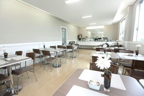 Café da manhã com buffet grátis todos os dias