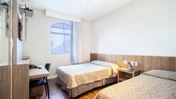 Frigobar, escrivaninha, ferros/tábuas de passar roupa, Wi-Fi de cortesia