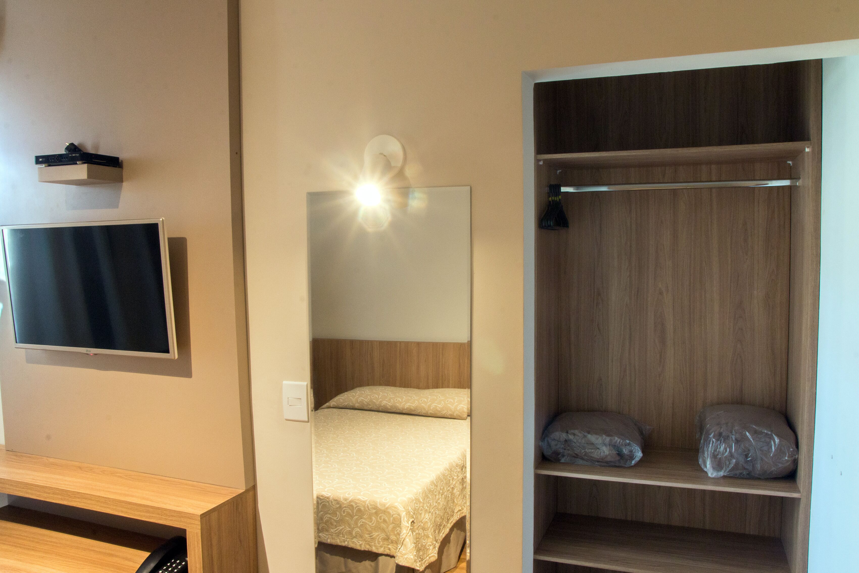 deluxe double room | television