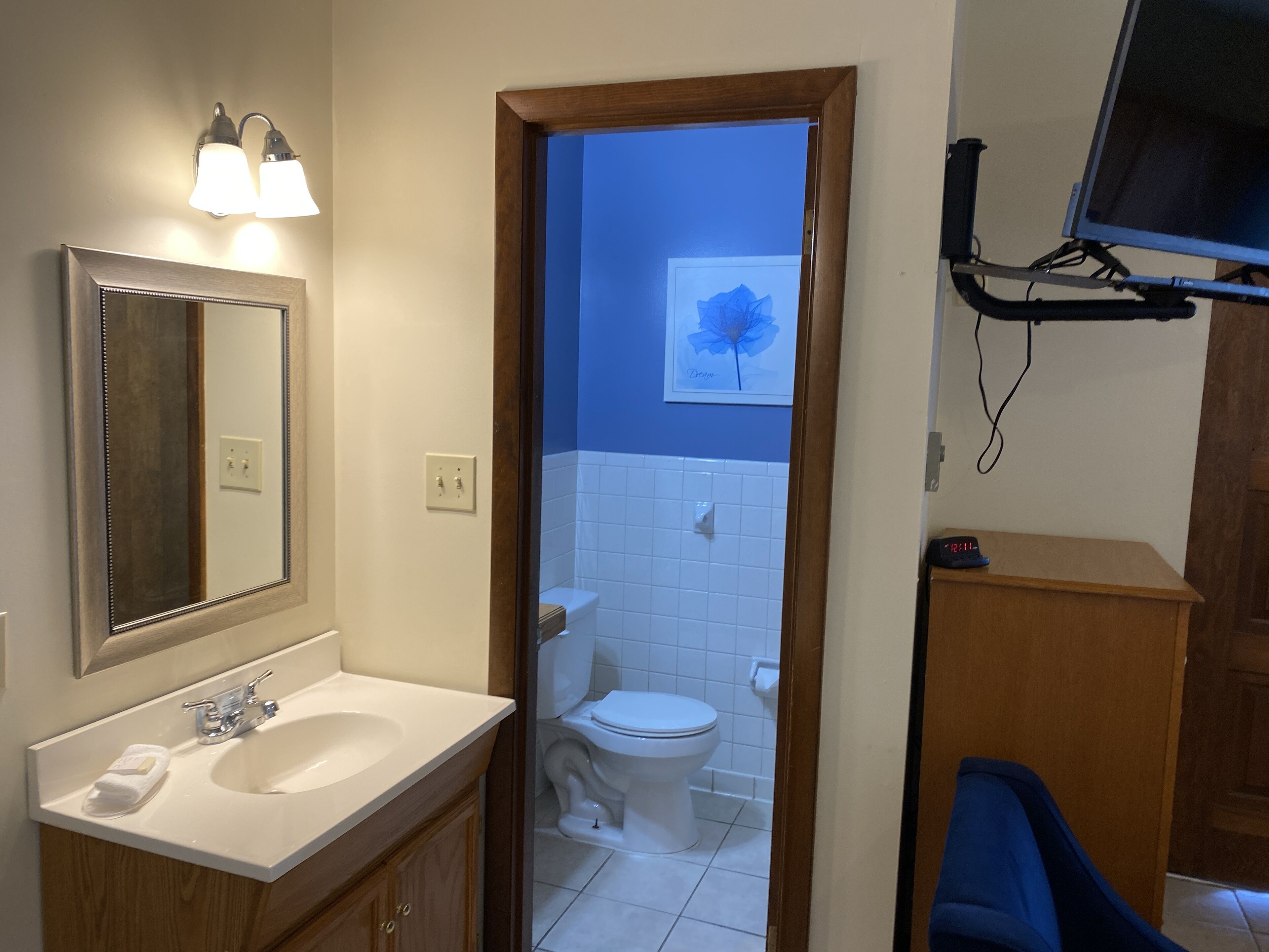 Suite, 1 Queen Bed, Jetted Tub | Soundproofing, free WiFi, bed sheets