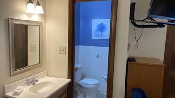 Suite, 1 Queen Bed, Jetted Tub | Soundproofing, free WiFi, bed sheets