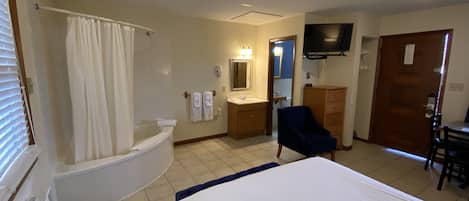 Suite, 1 grand lit, baignoire à jets | Chambres insonorisées, Wi-Fi gratuit, draps fournis