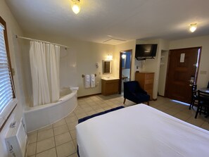Suite, 1 Queen Bed, Jetted Tub