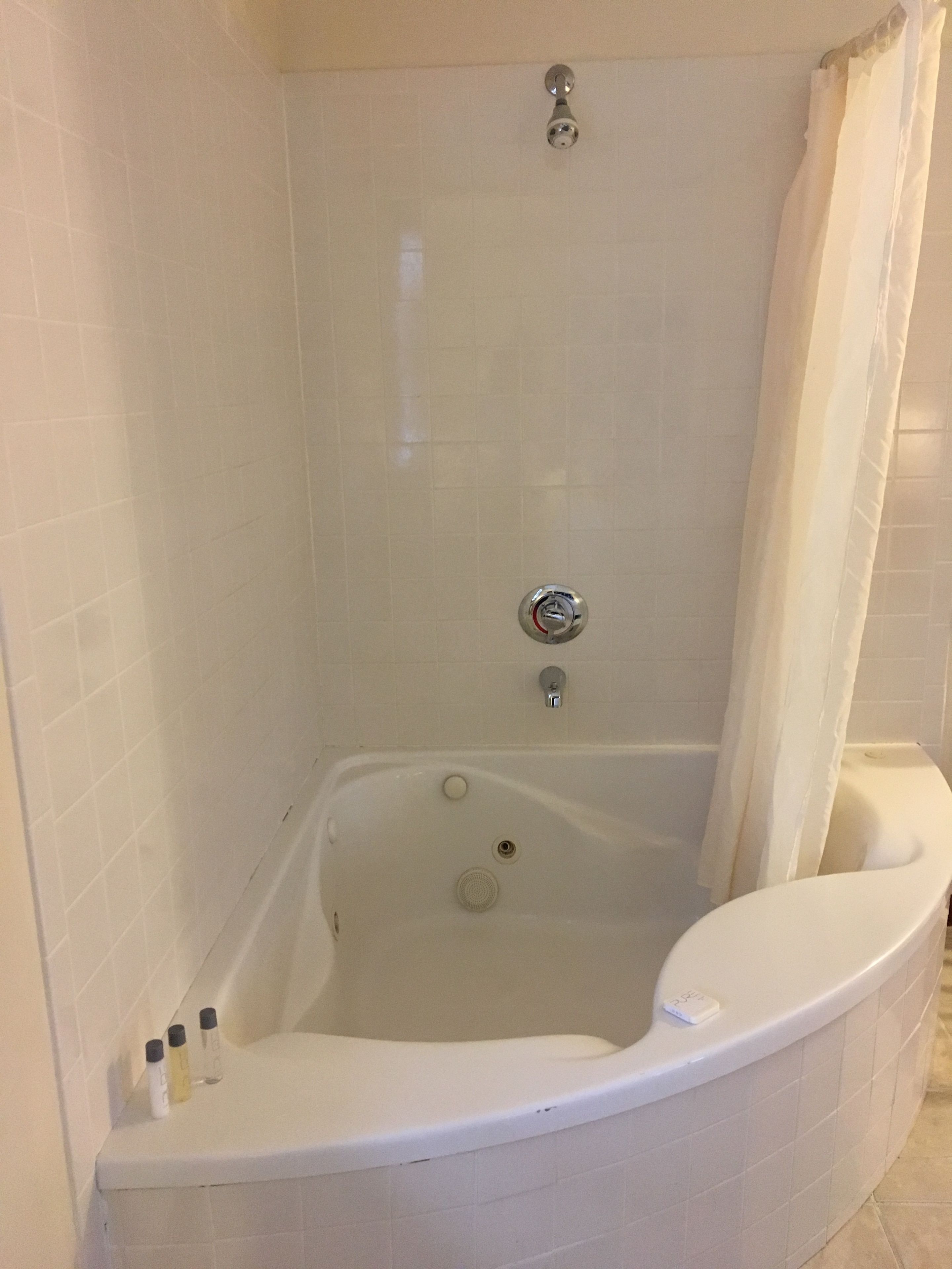 Suite, 1 Queen Bed, Jetted Tub | Soundproofing, free WiFi, bed sheets