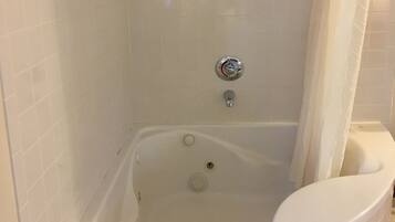 Suite, 1 Queen Bed, Jetted Tub | Soundproofing, free WiFi, bed sheets