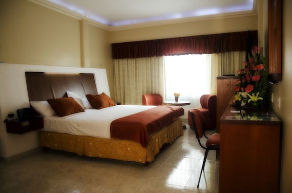 Business Single Room | Minibar, desk, laptop workspace, iron/ironing board - Palmera Suites (Veracruz)