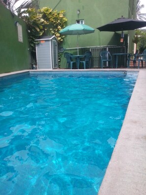 Seasonal outdoor pool, open 10:00 AM to 9:00 PM, pool umbrellas - Palmera Suites (Veracruz)