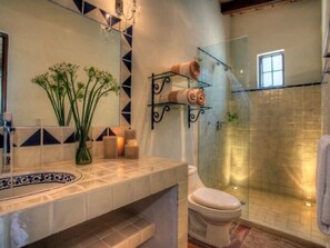 Villa Luxe, 3 chambres, piscine privée, côté jardin | Salle de bain | Articles de toilette gratuits, sèche-cheveux, serviettes fournies