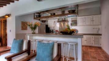 Vila superluxo, 3 quartos, piscina particular, no jardim | Área de estar | TV de tela plana