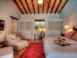 Villa Luxe, 3 chambres, piscine privée, côté jardin | Coffres-forts dans les chambres, fer et planche à repasser