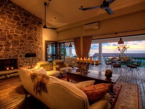 Villa de lujo, 5 habitaciones, vista a la bahía, frente al mar | Área de sala de estar | Televisión de pantalla plana 
