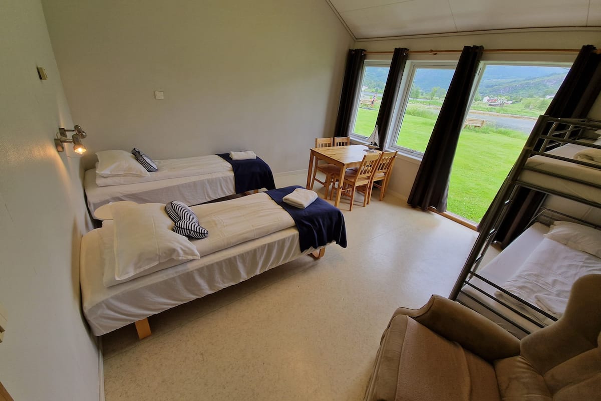 Neljän hengen perushuone | Pimennysverhot, silitysrauta/-lauta, ilmaiset vauvansängyt
