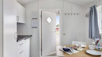 Stuga (exklusive handdukar, lakan, städning) | Private kitchenette | Fridge, stovetop, electric kettle, cookware/dishes/utensils