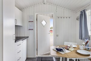 Stuga (exklusive handdukar, lakan, städning) | Cocina básica privada | Frigorífico, placa de cocina, hervidor eléctrico y utensilios de cocina