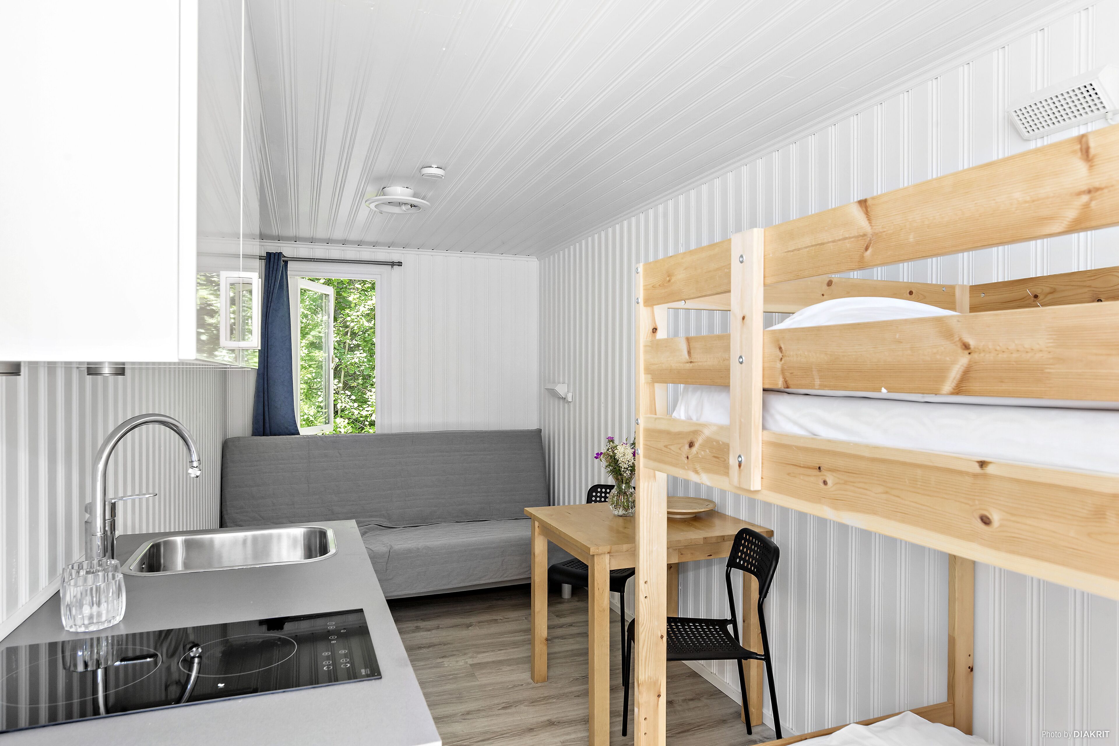 Neljän hengen economy-huone, jaettu kylpyhuone | Vauvansängyt