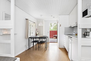 Mobile home - 1 soveværelse (Excluding Towels, Sheets, Cleaning) | Privat tekøkken | Køleskab, kogeplade, kaffe-/temaskine, køkkentøj/tallerkener/redskaber