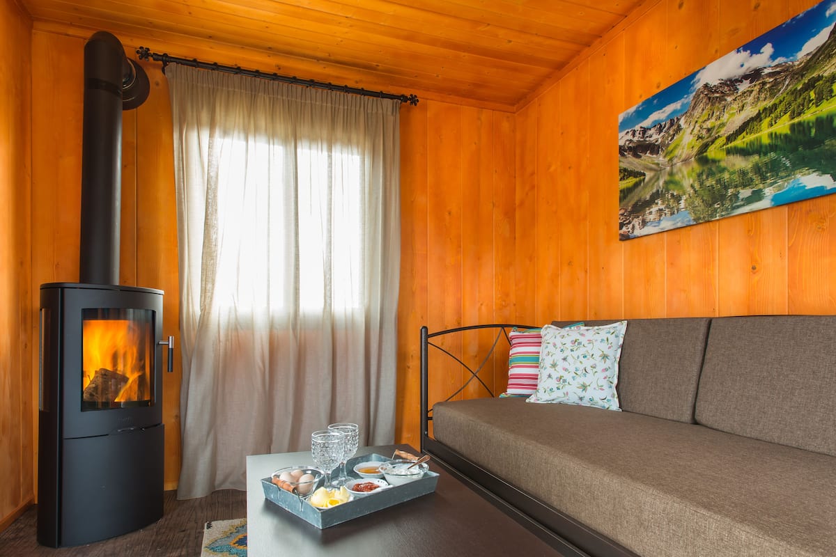 Deluxe Bungalow, Mountain View | Living area | TV