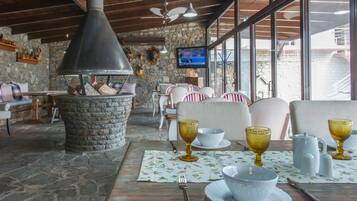 Free daily buffet breakfast