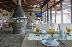 Free daily buffet breakfast - Lotos Mountain Resort (Konitsa)