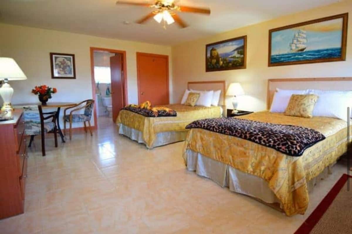 Habitación Confort doble, 2 camas dobles | Escritorio, tabla de planchar con plancha, wifi gratis y ropa de cama