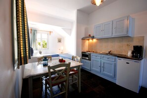 Superior Apartment | Living area | LED TV - Kalypso Studios & Apartments (Paros)