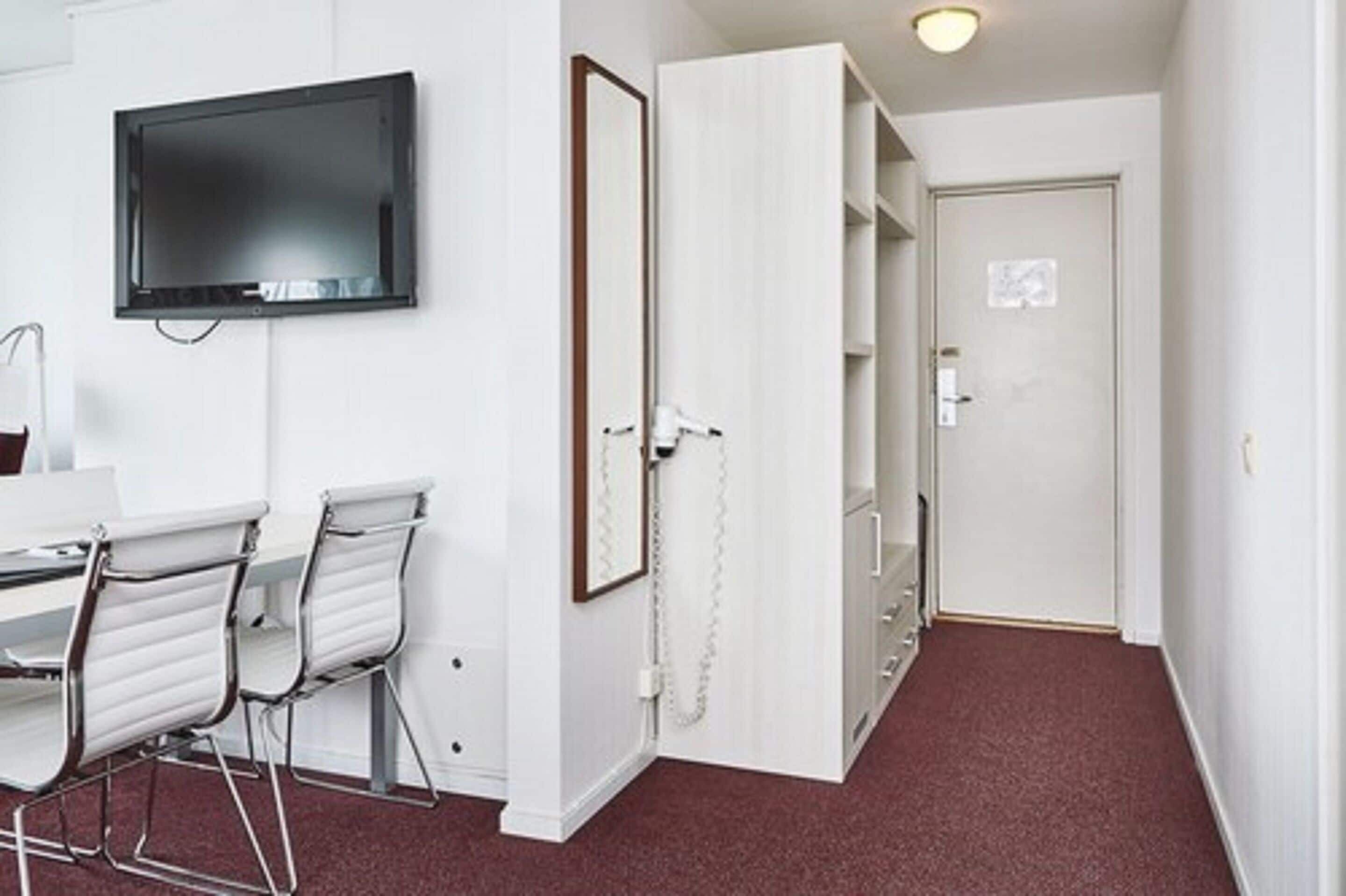 family room, 1 bedroom, 5 pers. | desk, blackout curtains, soundproofing, iron/ironing board