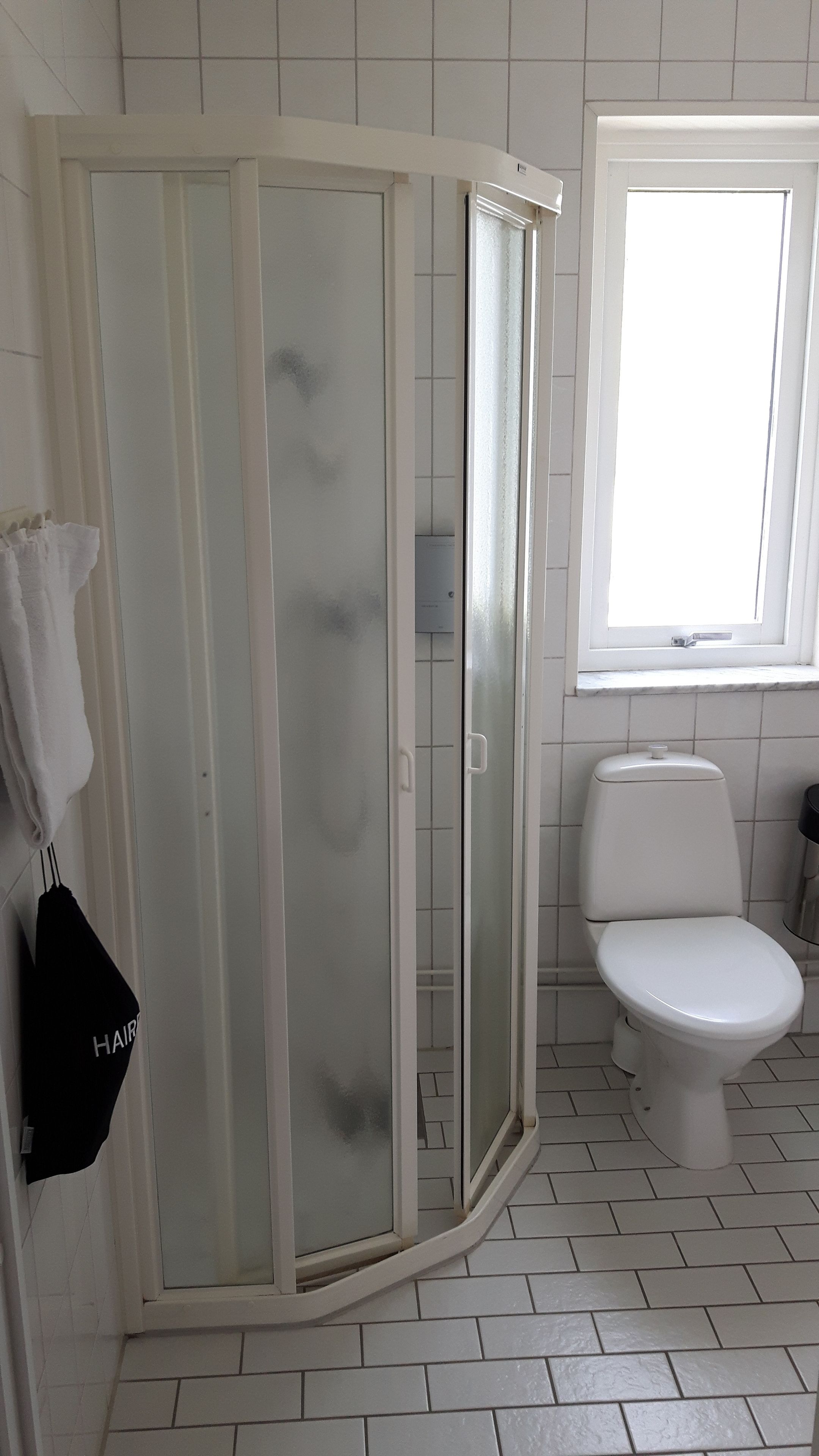 family room, 3 pers.  | bathroom | hair dryer, towels