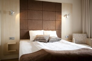 Superior Queen Room | Desk, blackout drapes, soundproofing, iron/ironing board